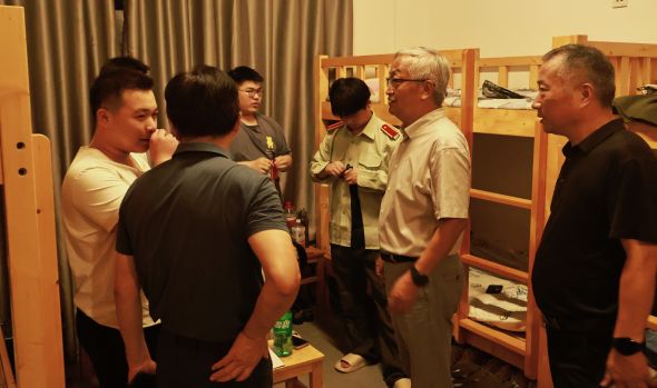 校领导深入新生寝室 温情慰问暖人心