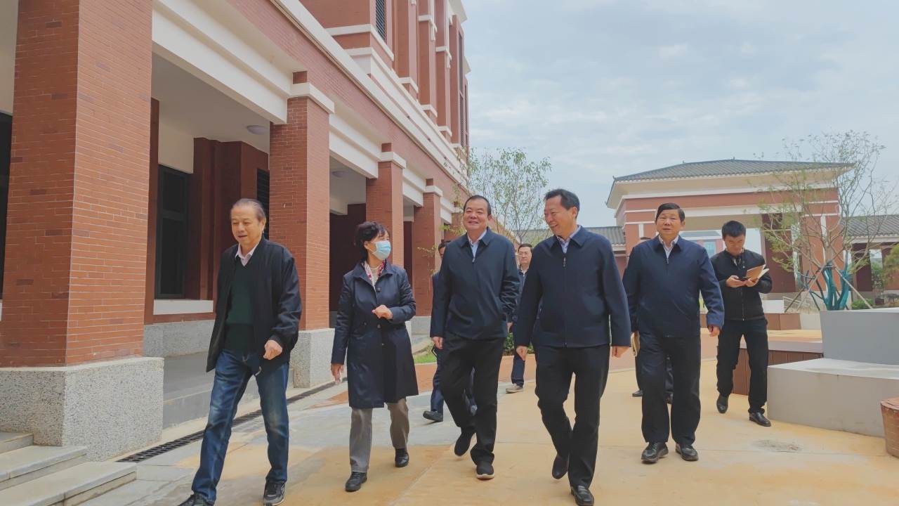 孝感市委副书记陈惠霞来我校视察调研