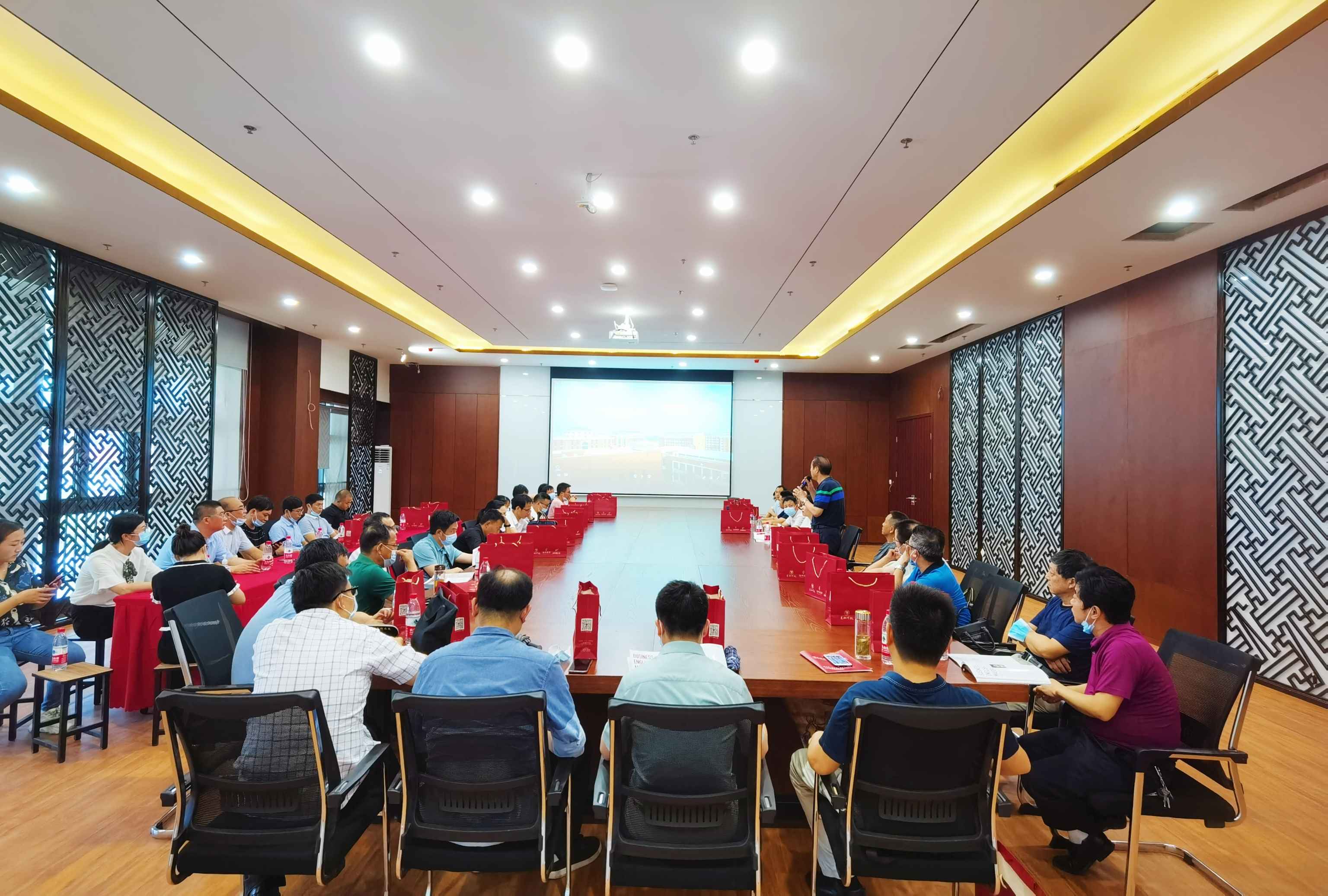 孝感市教育局及孝感市多所学校领导参观