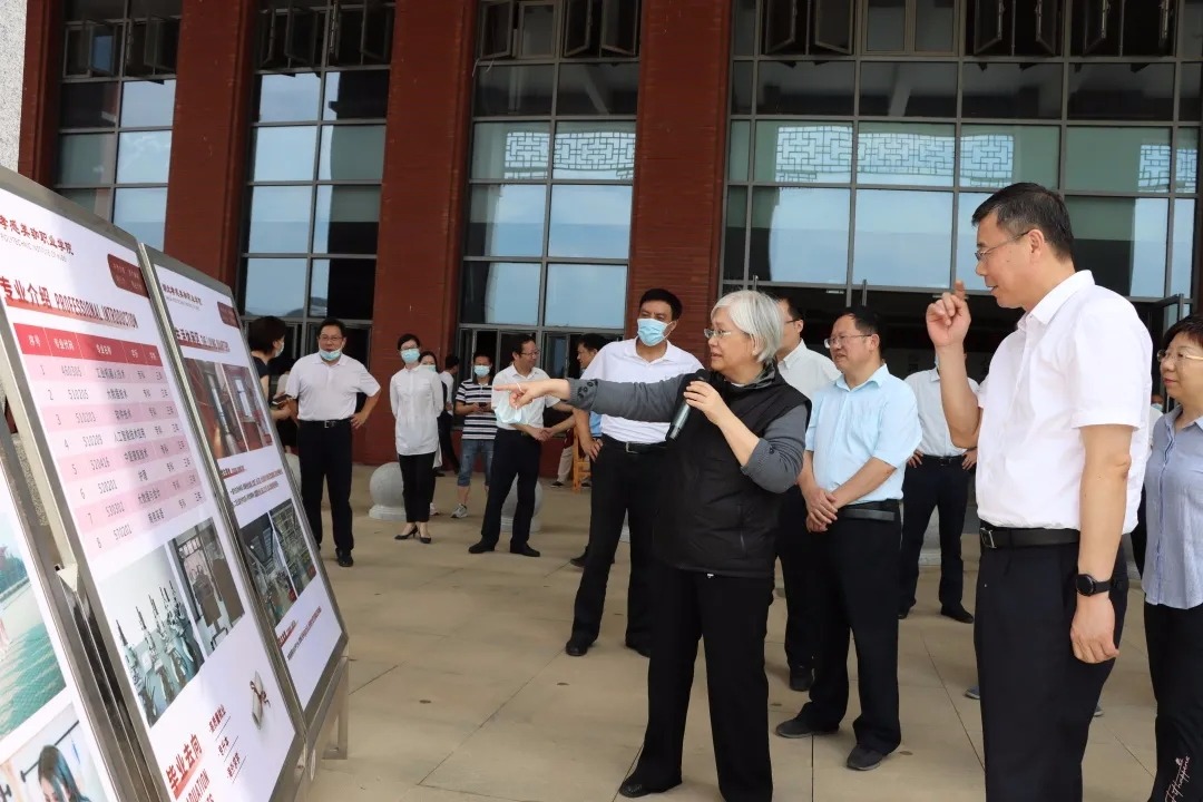 市政府领导 莅临我校参观考察