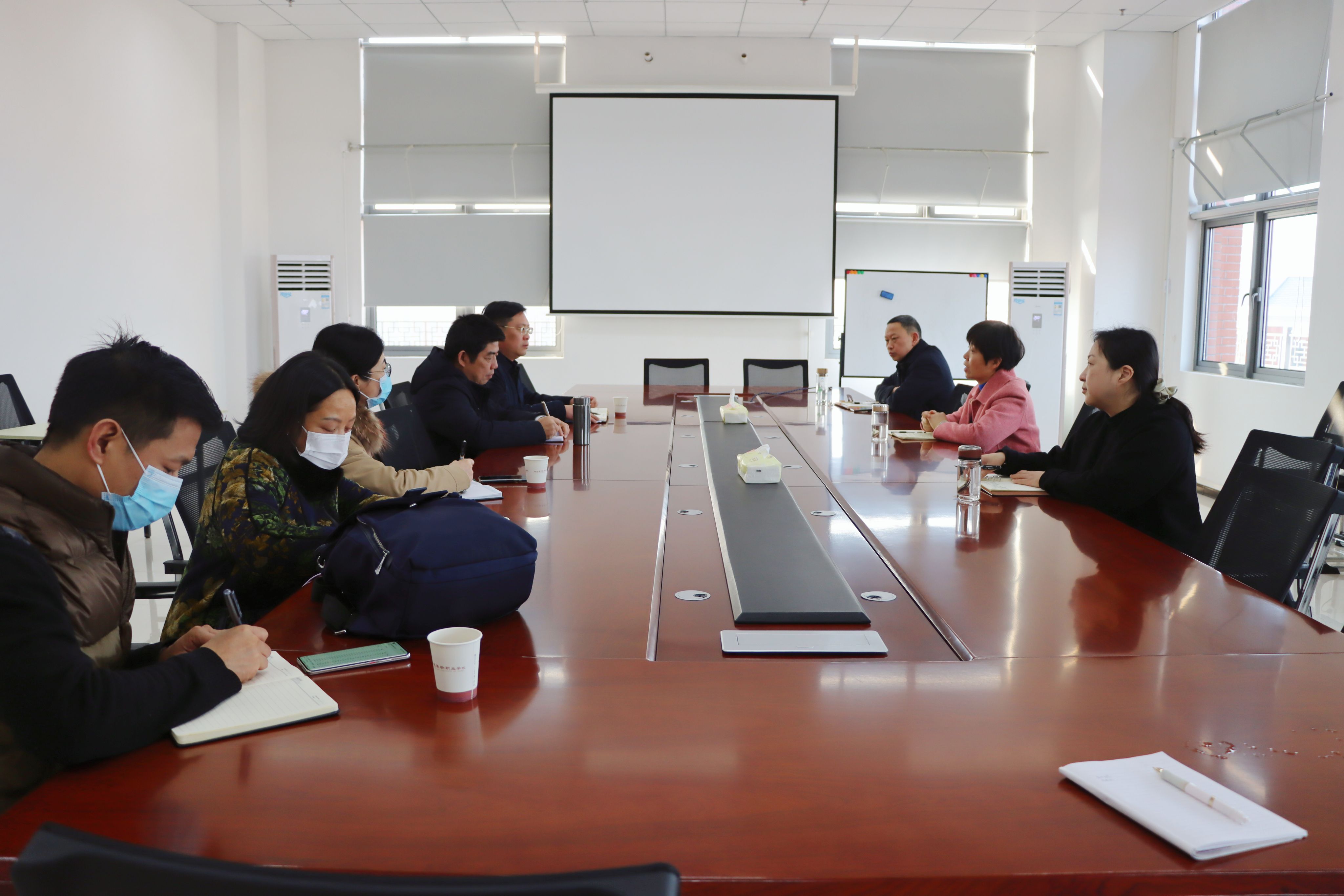 孝感市委统战部副部长、市民宗委主任卢红霞一行到我校调研