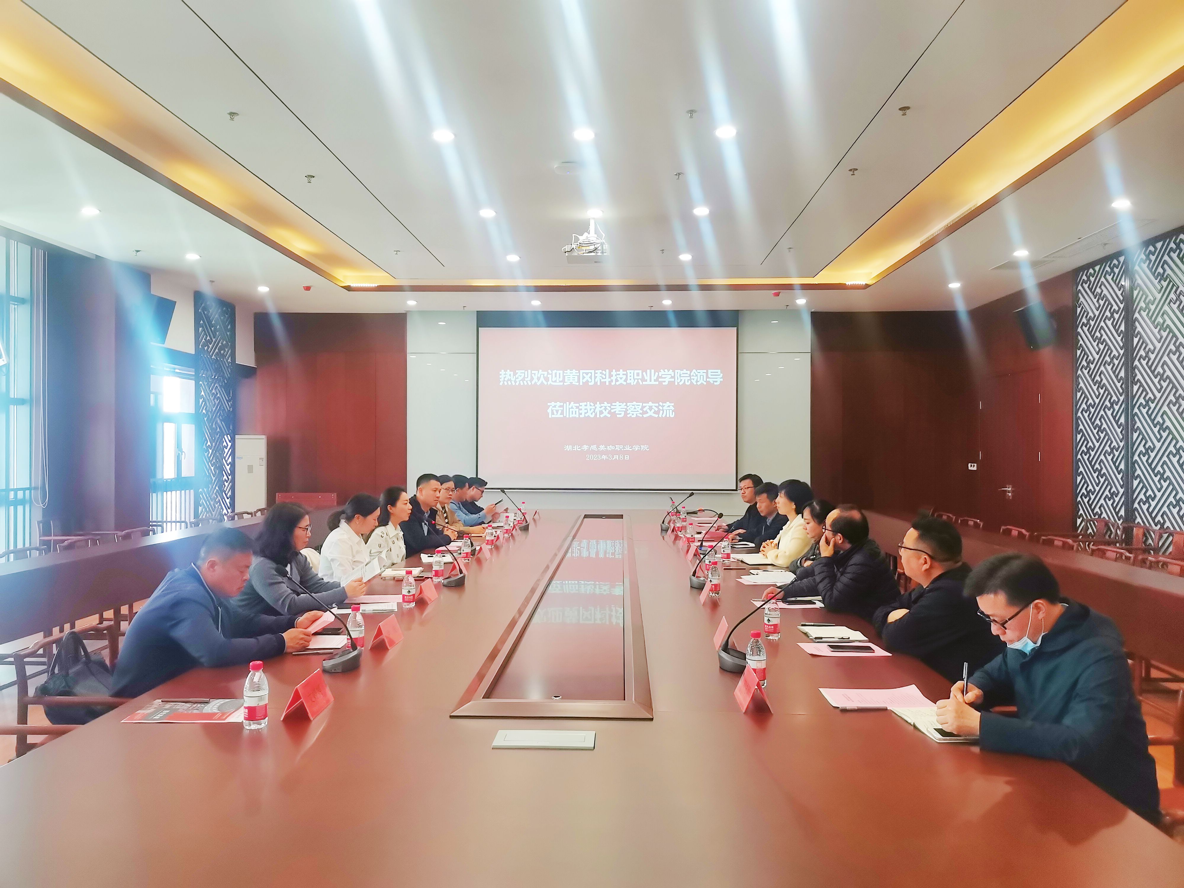 黄冈科技职业学院副校长董艳燕一行到我校考察交流
