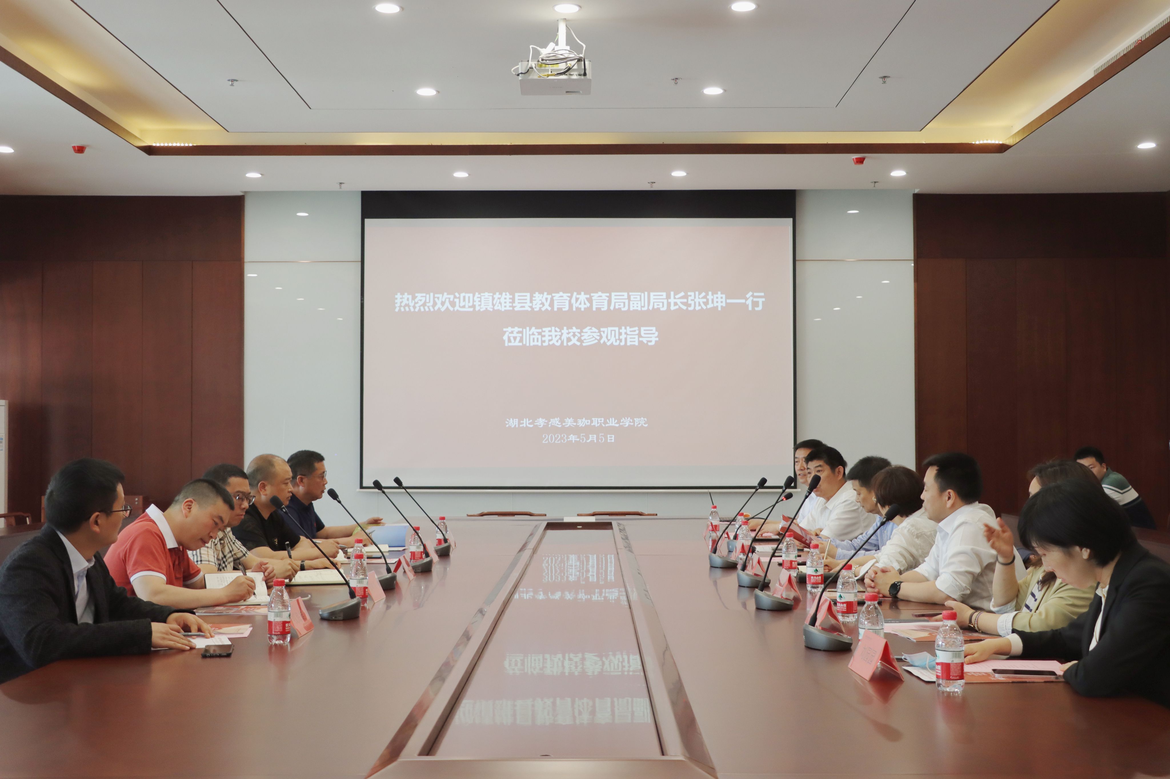 云南镇雄县教育体育局副局长张坤一行领导莅临我校考察参观