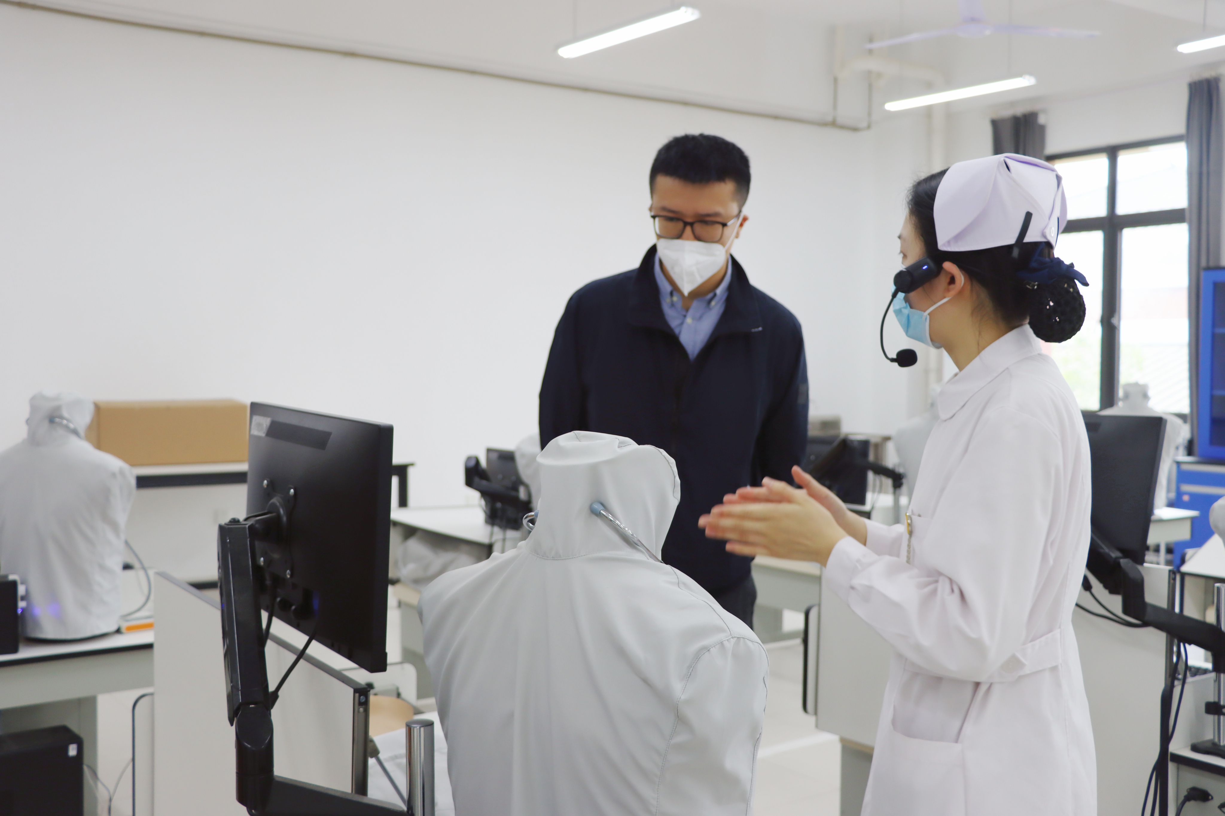 上海临港产业大学校长助理崔宇超一行莅临我校参观考察