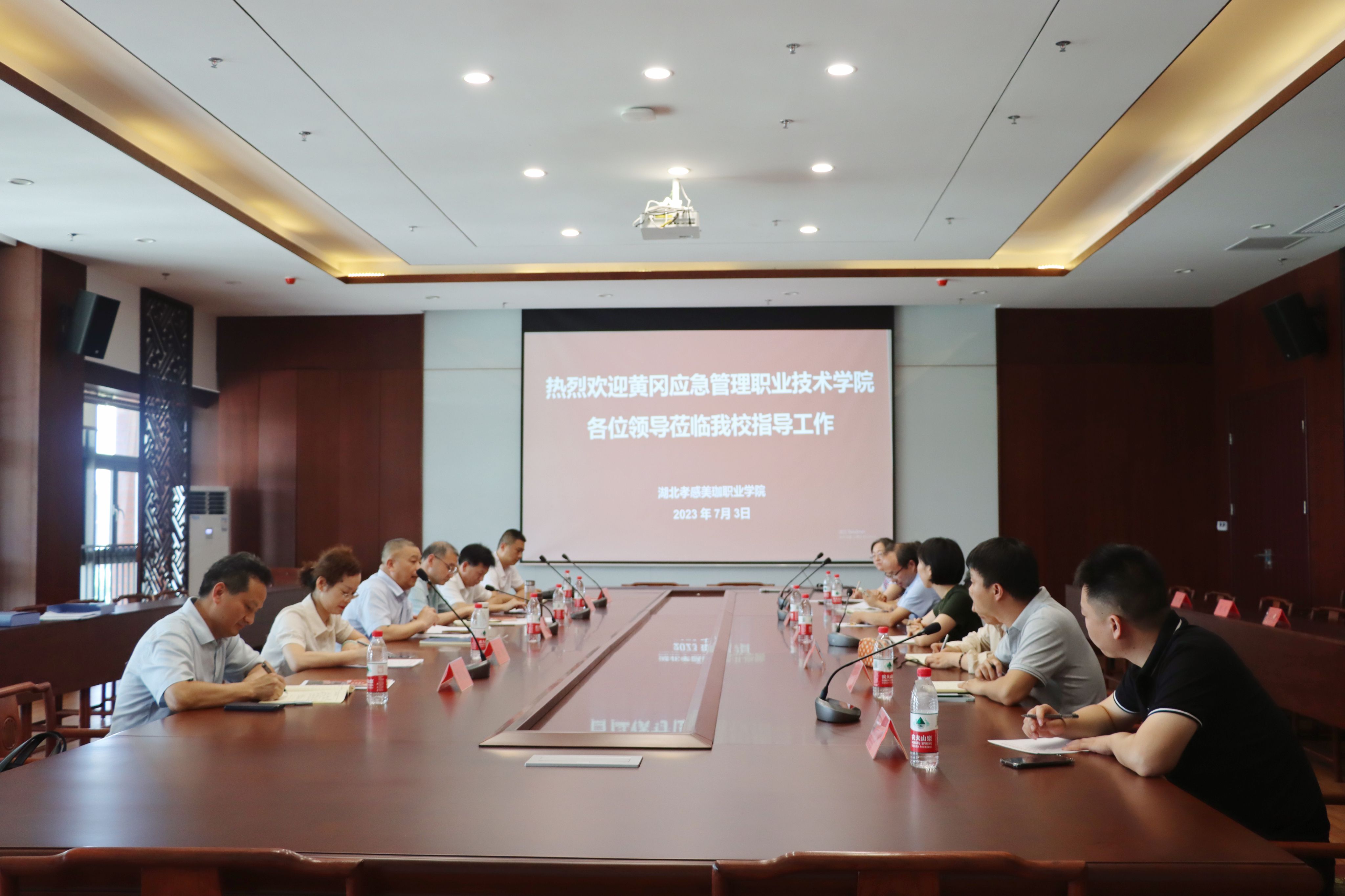 湖北黄冈应急管理职业技术学院检查组莅临我校开展实验室安全现场检查