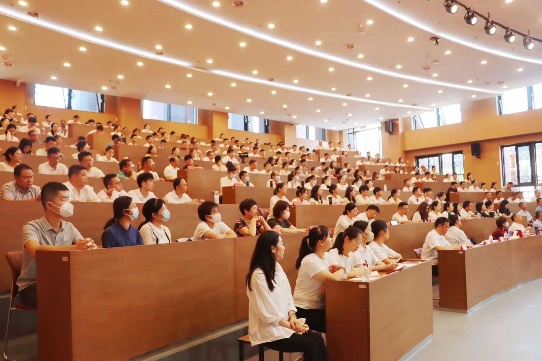 为学生更加优秀、学校更好发展加油 | 我校新学期全体教职工大会成&ldquo;誓师会&rdquo;