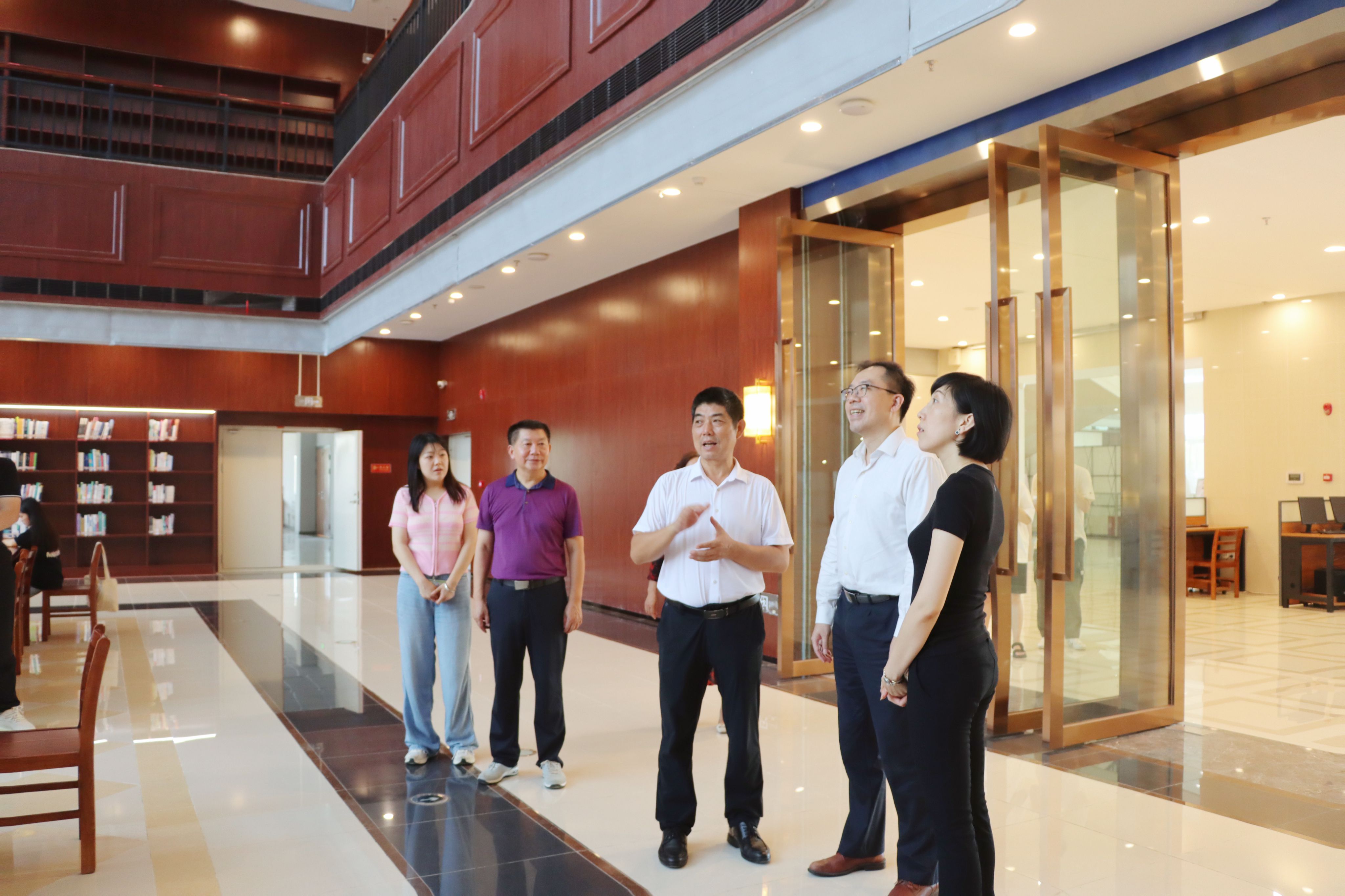 上海悦心健康集团董事、总裁余璟来我校参观访问