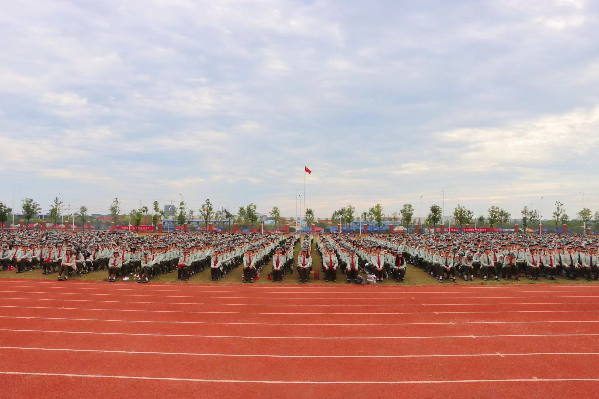 为大学三年的拼搏奋斗吹响了号角 | 美珈职院隆重举行2023级新生军训开训仪式