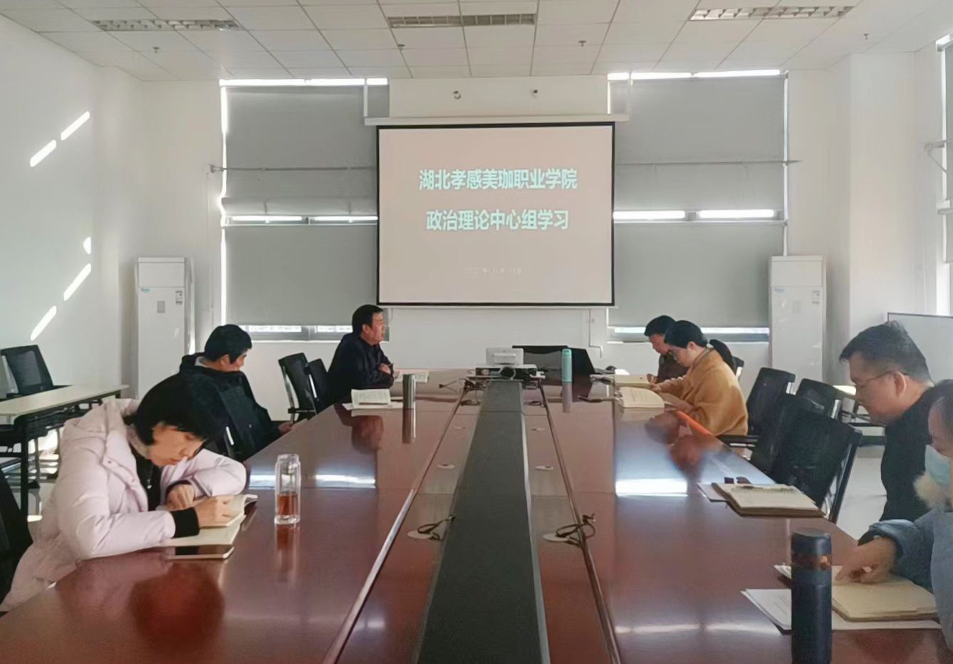 我校中心组学习扩大会议聚焦民族和教育问题