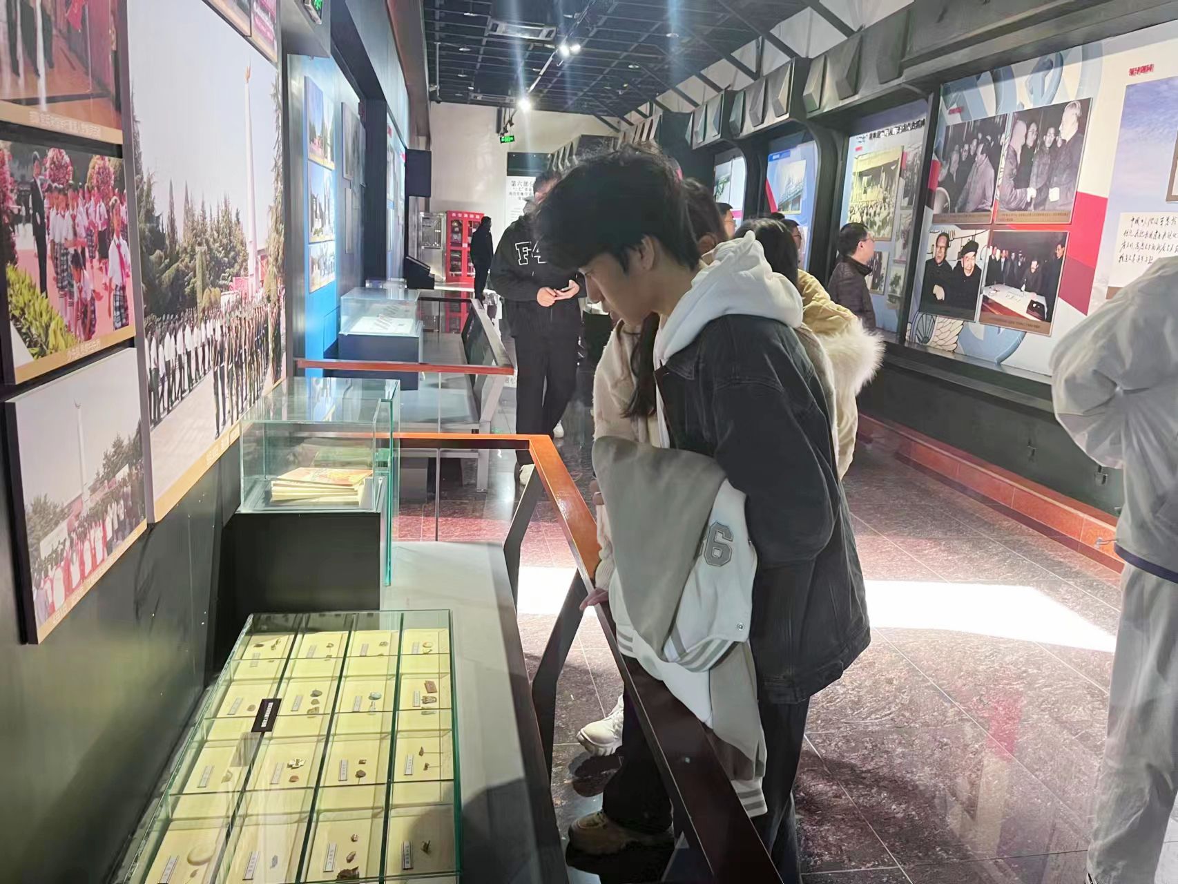 我校党校组织教师党员和入党积极分子参观二七纪念馆，开展红色主题研学活动