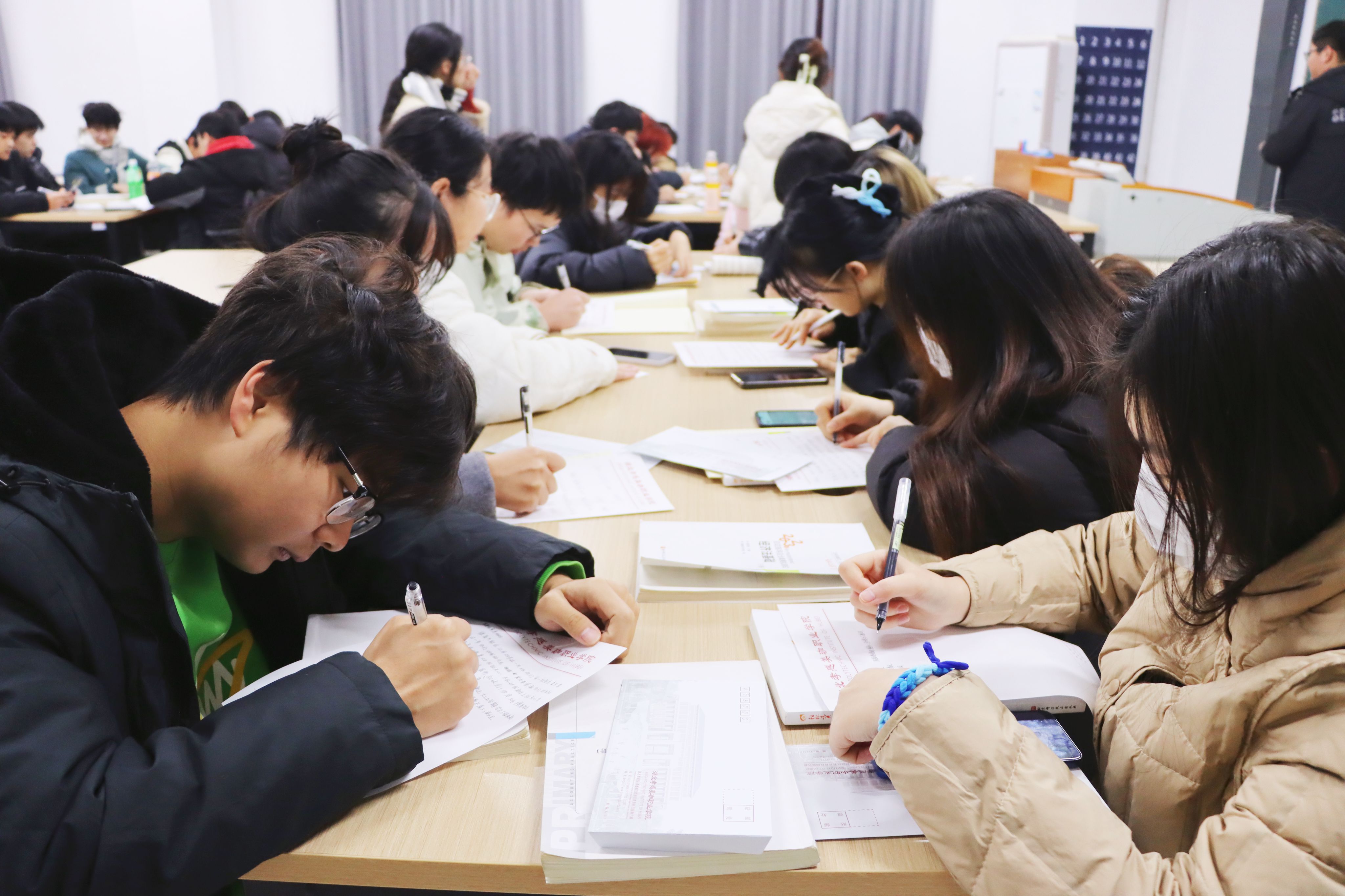 亲爱的爸爸妈妈：我在大学里挺好的！