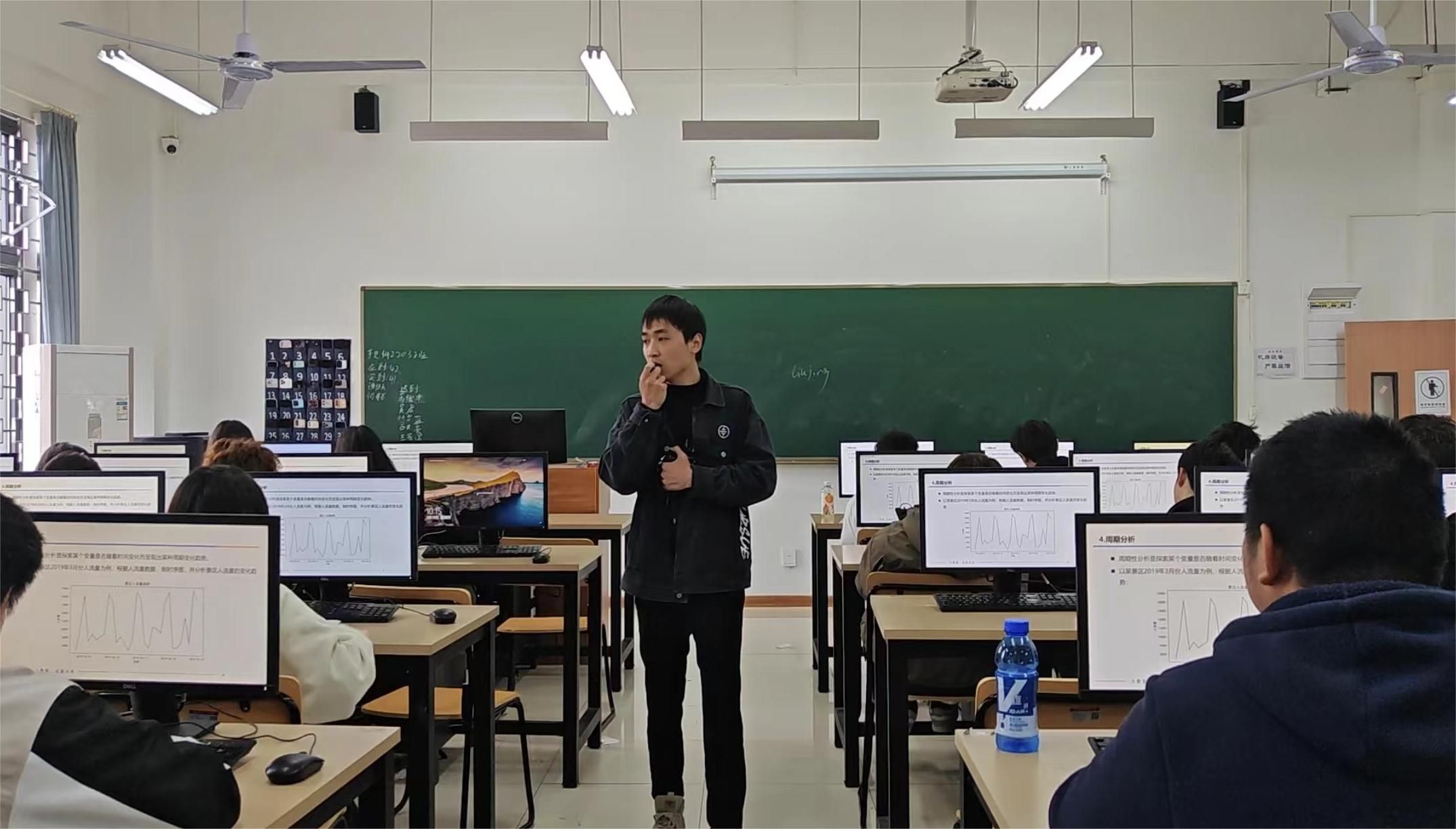 优秀教职工风采展示（五）|程庆贺：用爱与责任心助学生扬起理想的风帆