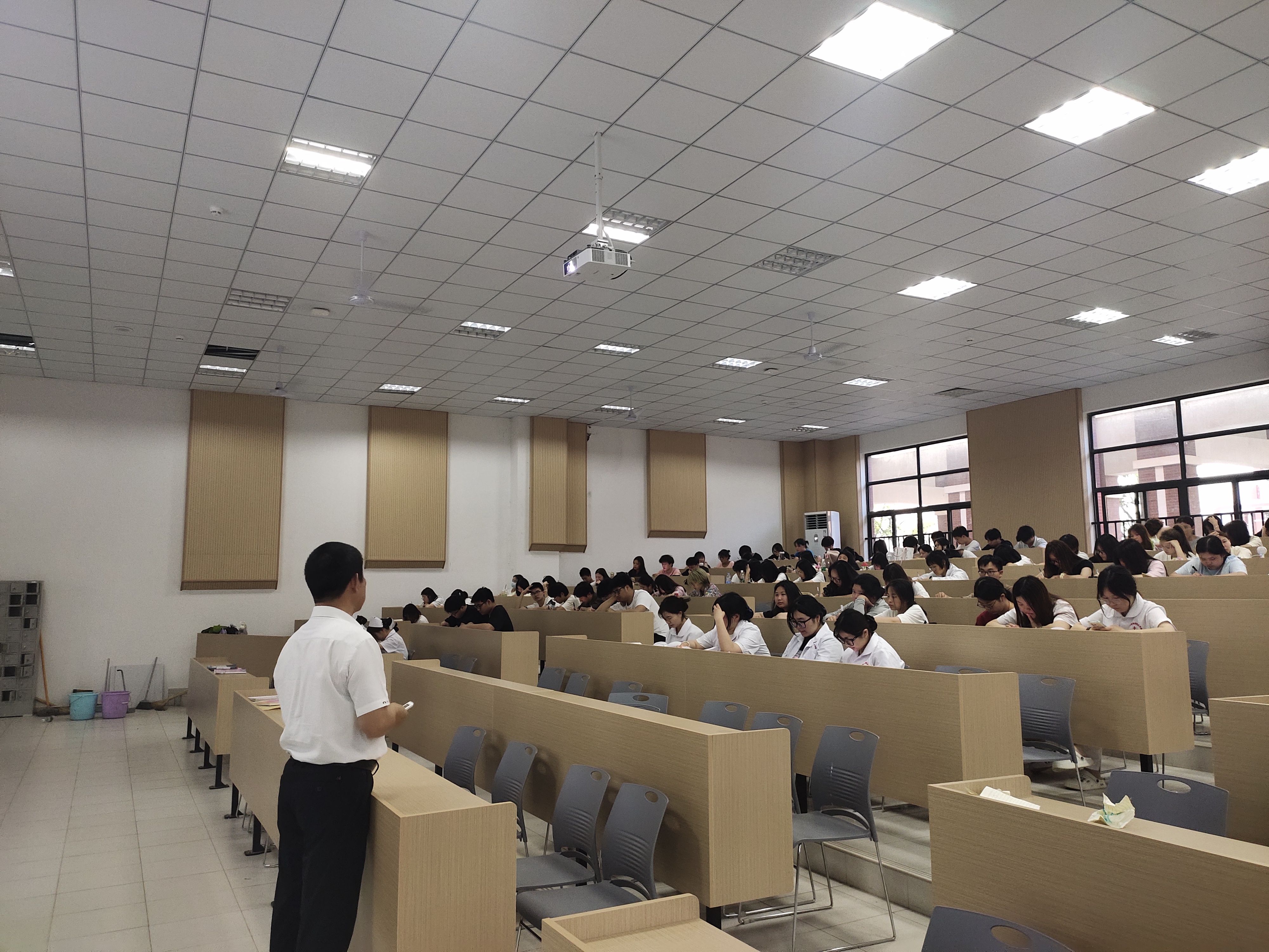 护理专业的学生应具备什么样的职业素养？校长徐功瑾作专题讲解