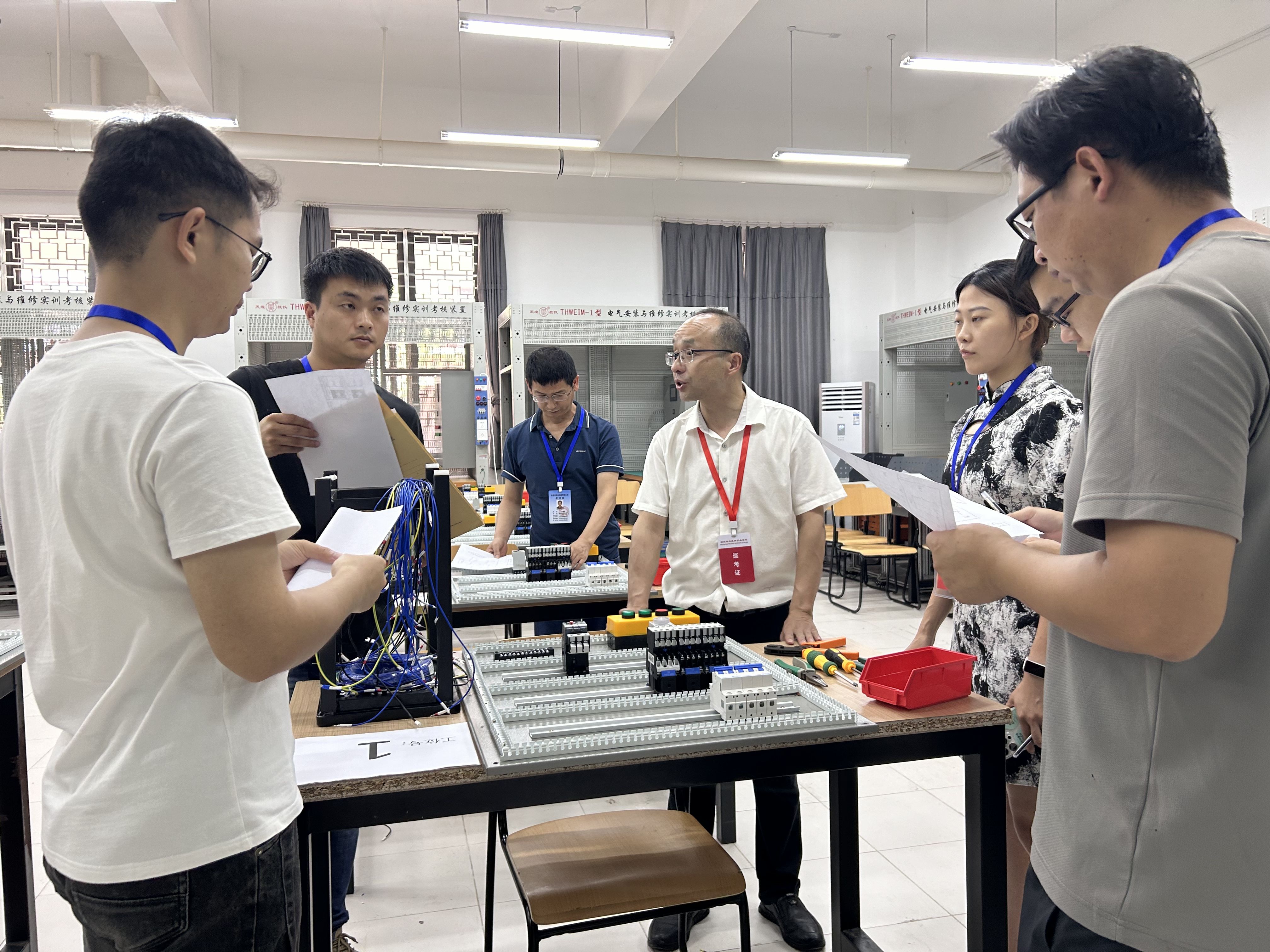 电工证实操考试圆满结束，学生表现出高超技能和严谨态度