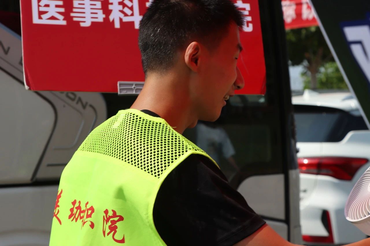 接过行李，我们就是一家人！今天的美珈像过节一样热闹