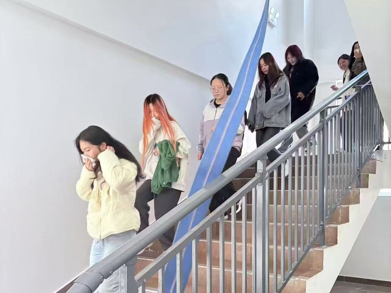 我校举办秋季学期消防应急疏散演练