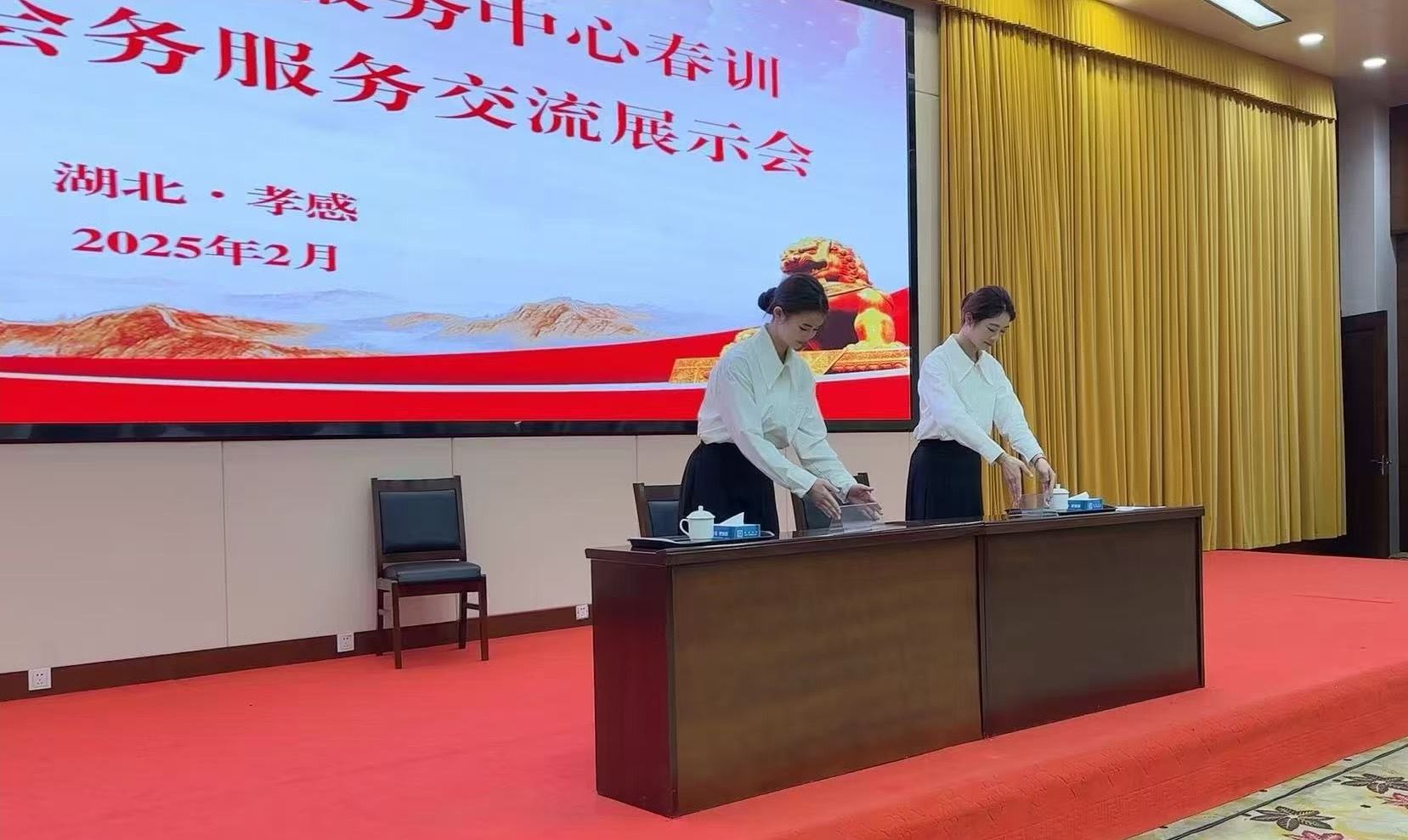 我校礼仪队亮相孝感市党政机关会议服务交流展示会