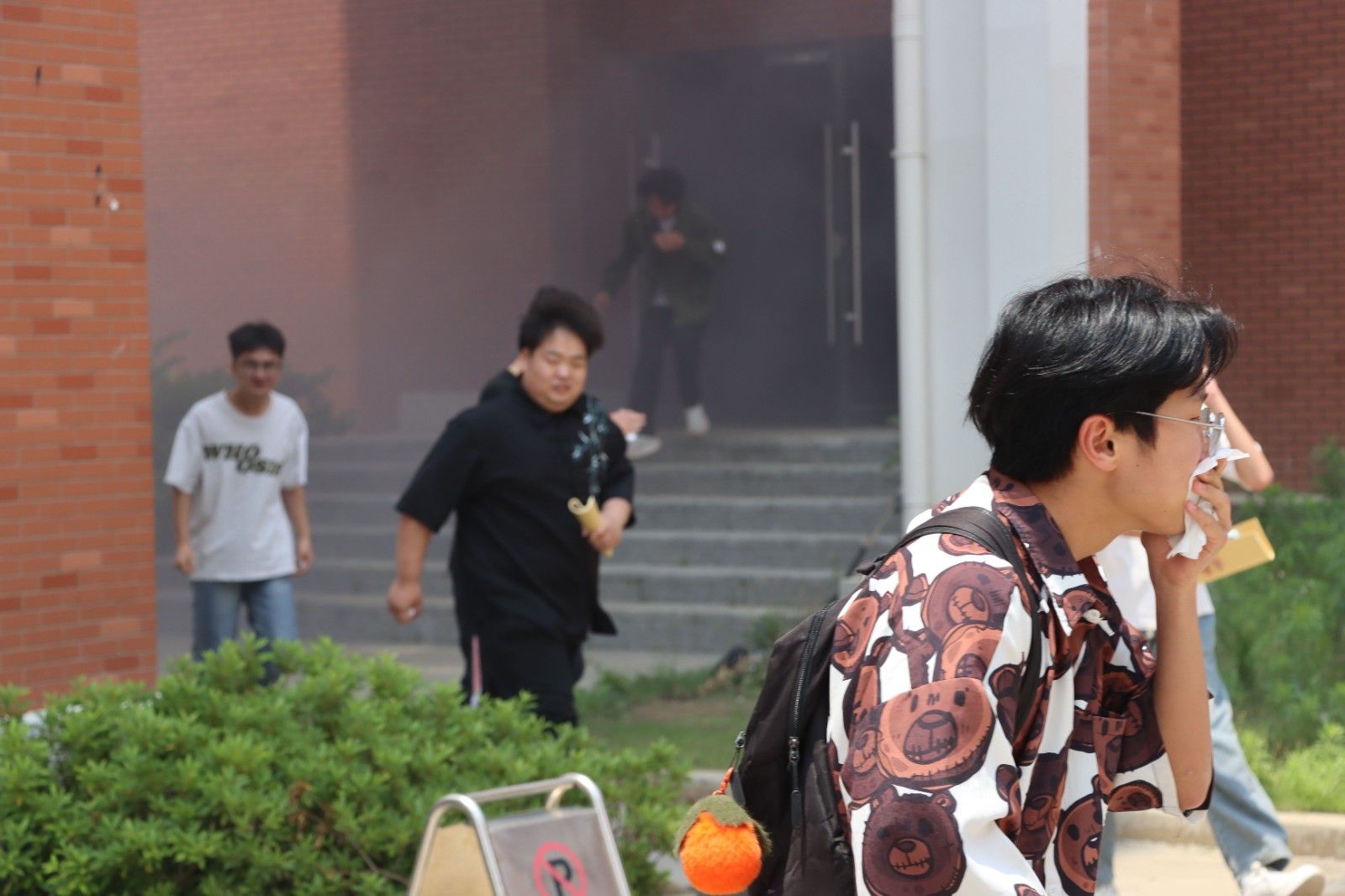 我校开展2025年春季学期消防应急疏散演练