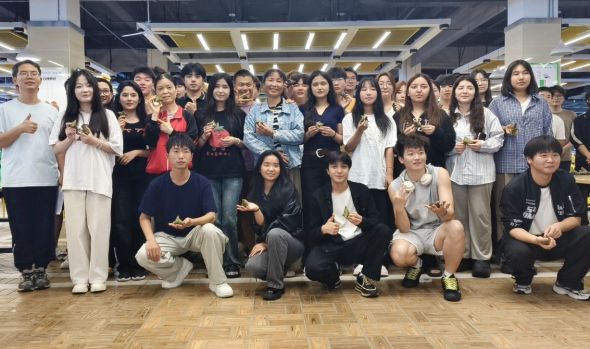 美珈职院端午浓情：雨中粽香传情谊，民族团结暖人心